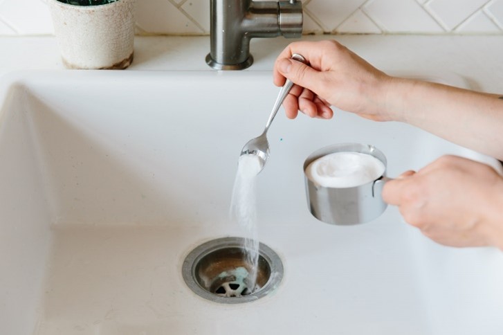 baking soda used to deodorize kitchen sink